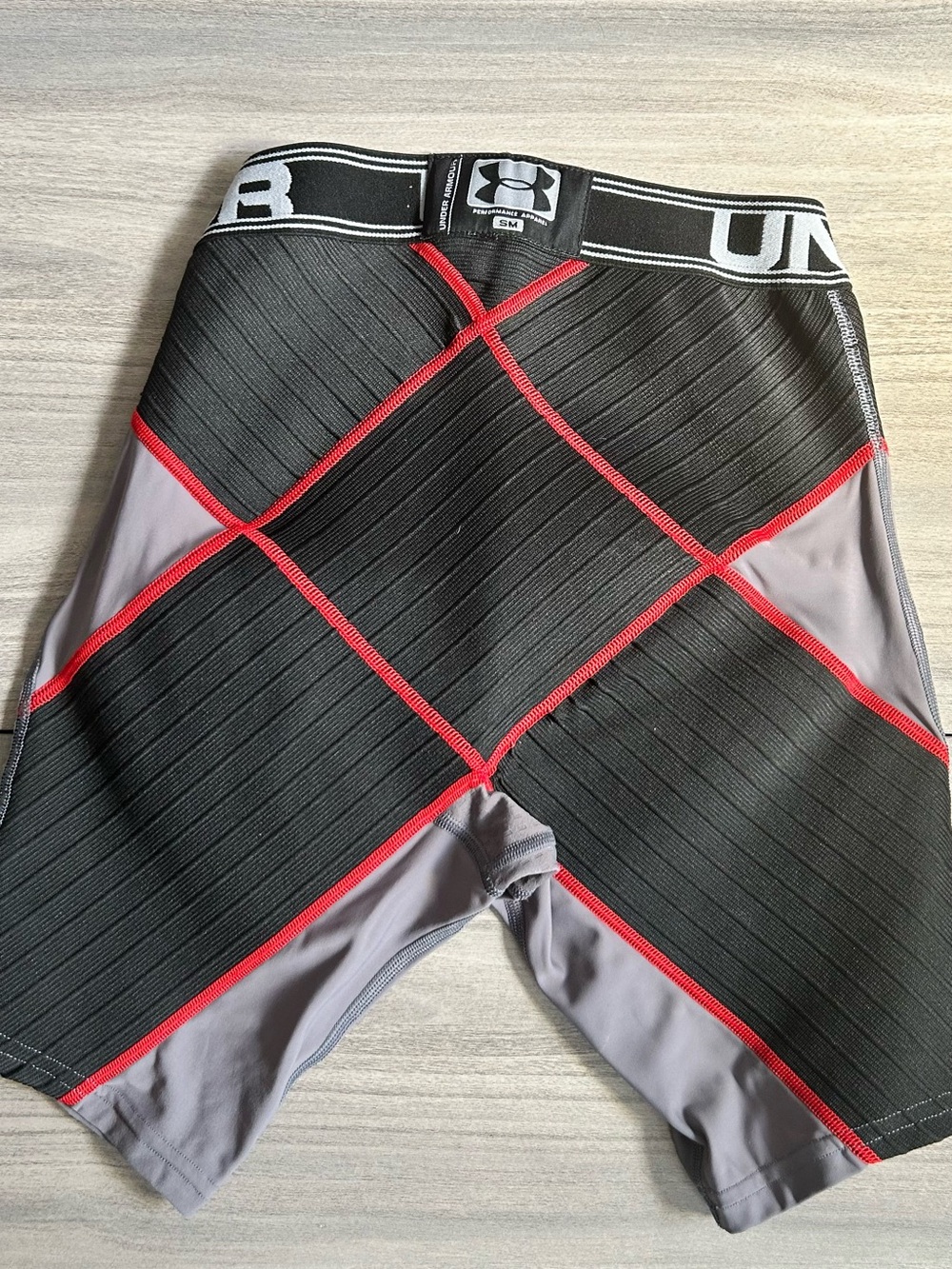 Under Armour Black, Gray & Red Men's Compression Shorts size small - Picture 2 of 8